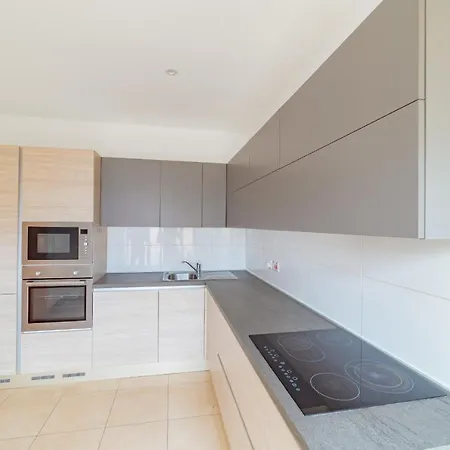 Luxury Seaview & Pool-hosted By Sweetstay