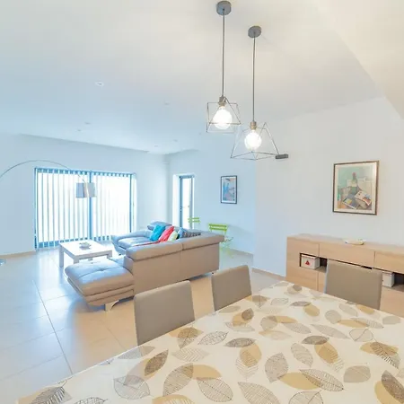 Luxury Seaview & Pool-hosted By Sweetstay *