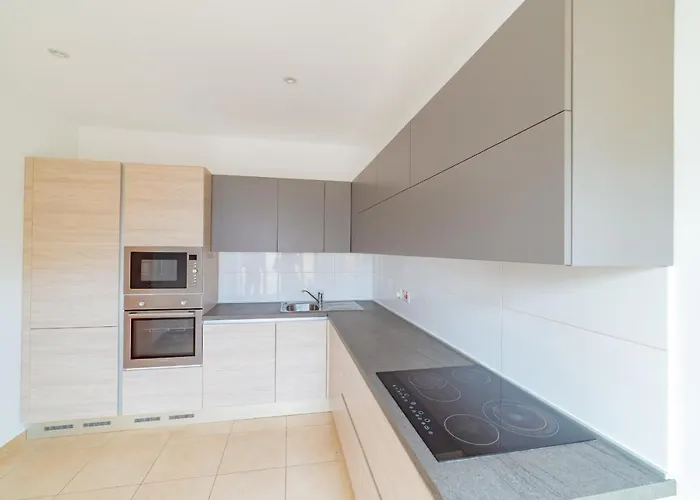 Luxury Seaview & Pool-hosted By Sweetstay